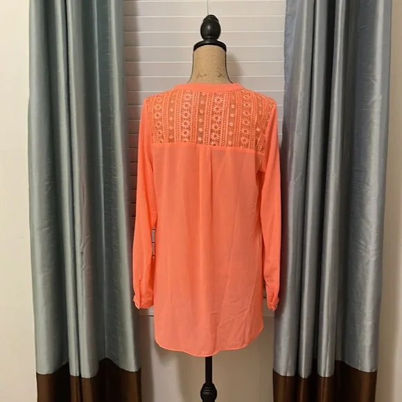 Half bottom front blouse with lace back detail and Pearl buttons - Picture 3 of 4